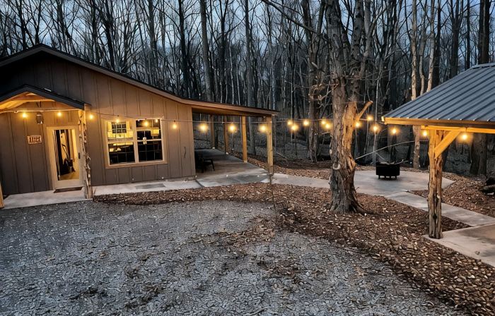 Brand new cabin in the woods with hot tub  1/2 mile from Starview Winery