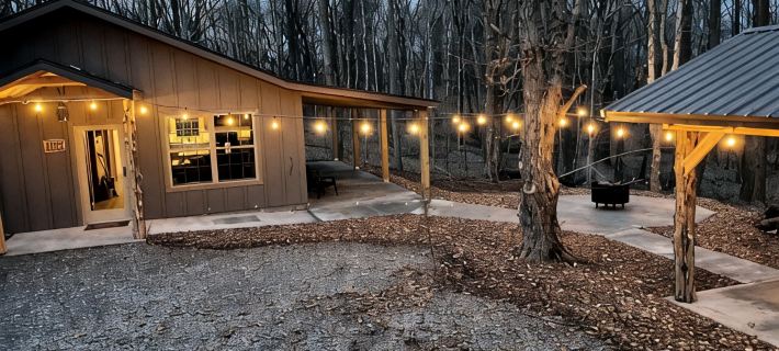 Brand new cabin in the woods with hot tub  1/2 mile from Starview Winery Hotels in Union County