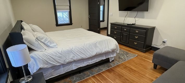 Newly remodeled Farmhouse with Country Charm!Sleeps 10 people comfortably Hotels in Monroe County