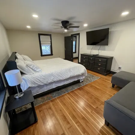 Newly remodeled Farmhouse with Country Charm!Sleeps 10 people comfortably