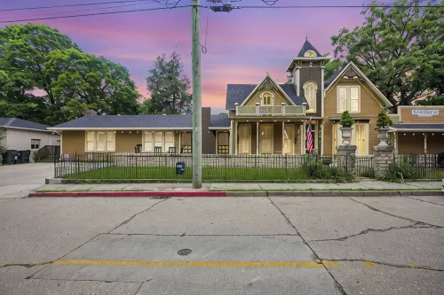 White Squirrel: Charming 2-bed & 2-bath BNB w/Private Parking & Walk to Downtown - 4-Star