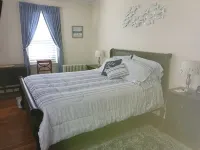 Charming cottage with short drive to the beach or the city! - Wifi