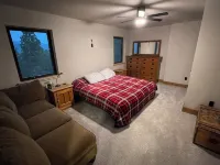 Spacious, 3 bedroom private cabin on 6 acres. Near Mickelson trail & Deadwood - Chalets