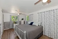 Dogs Are Family Also 240° Lakefront View Spacious Modern Family Retreat Sleeps 8 - balcony