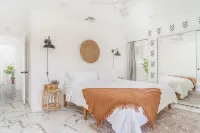 Oasis🌵in the❤️of Joshua Tree + Gym + Hot Tub + Tesla⚡️+ pond and waterfall - واي فاي