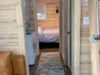 Downtown Cozy Red Cabin Hoteles en Victor
