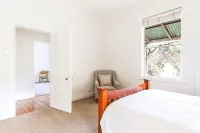 Tranquil 4 bedroom house with fireplace - balcony