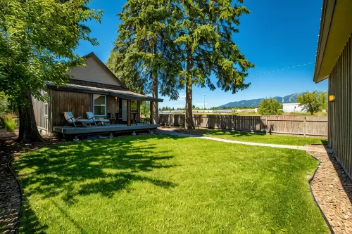 Whitefish Downtown Cottage on the River Trail with views of Big Mountain - Boutique