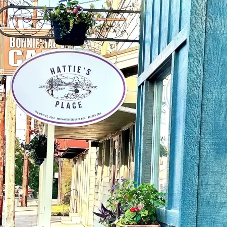 Entire cozy Rollingstone apt in Mississippi Valley, just 10 min from Winona!