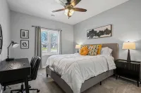 Lux Designer Lakefront Home with Views, Firepit, Dock, Kayaks, and up to 2 Dogs - Wi-Fi