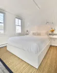 West End 1 bedroom with parking! - 4 ดาว