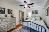 Walking distance to everything in downtown Frisco.  Vintage Charmer! - บังกะโล
