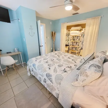 Cozy Coastal Getaway - 2 min Walk to Beach & Village, Shops & Restaurants
