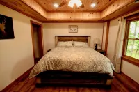 Romantic Cabin w/ Hot Tub, Fire Pit & Mountain Views - Gym