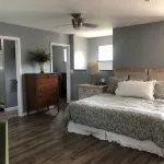 Newly Constructed Second Floor Modern Studio Apartment Unit 2 ~ Sleeps 6 - Homestays