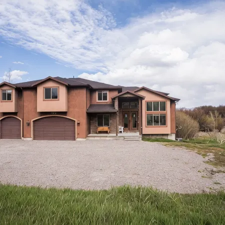 Newly Renovated Spacious Home, Hot Tub. Big Yard. Great Off-Season Pricing!