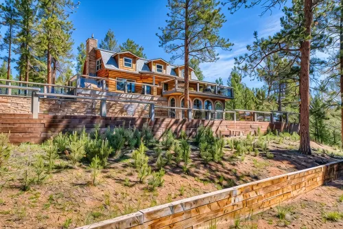 Spacious cabin in the woods w/ a private hot tub, deck, & fireplace  SUV  needed - シャレー