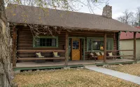 Scout's Rest in Cody - Beautiful Cozy Log Cabin that sleeps 8! - balcony