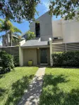 Beachside Modern Wellness Villa with Spacious Patio, Walk to the Beach - Alojamientos