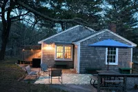 Cape Cottage with 5 beds, large deck, and less than 10 minute walk to the beach! - Homestays