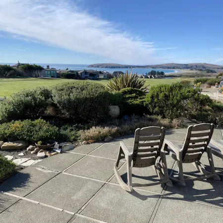 Ocean, Golf course and Mountain Views.Walk 3/4mi to the beach