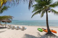 Beachfront Villa with pool & waterfall: Gorgeous sandy beach -  Casas de vacaciones
