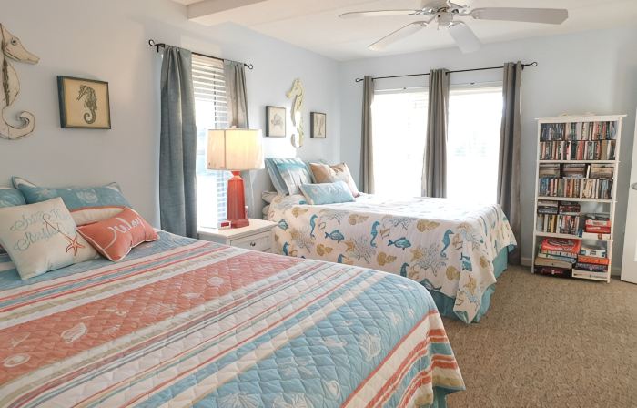 Beautiful and Spacious, 2 bed 2 full bath, pool and jacuzzi, steps to the ocean