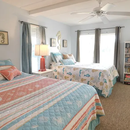 Beautiful and Spacious, 2 bed 2 full bath, pool and jacuzzi, steps to the ocean
