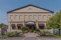 Harbor House Inn - parking
