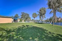 Waterfront Oasis! Heated Pool, 2 Docks & Boat Lift - Swimmingpools