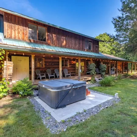 American Alps Lodge: Riverfront, Hot Tub, EV Charger, Game Room