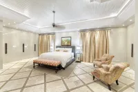 Walk to the beach from Tropical luxury Villa. - Gym