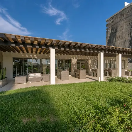 New Modern 1BR studio with gym, pool @ Vista Vela