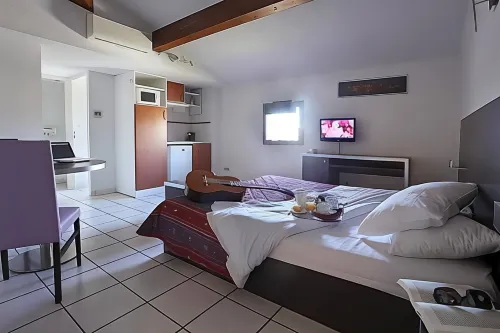 Adonis Carcassonne Hotels in Aude