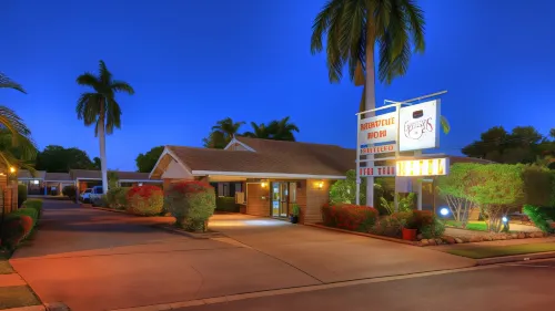 Cattleman's Rest Motor Inn فنادق في تشارترز تاورز