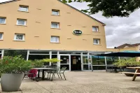 B&B Hotel Chartres Centre Cathédrale 3 étoiles Hotel dekat Sports Complex of the Madeleine