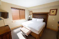 Silverado Lodge - 1 Br Suite, King Bed & Pool View