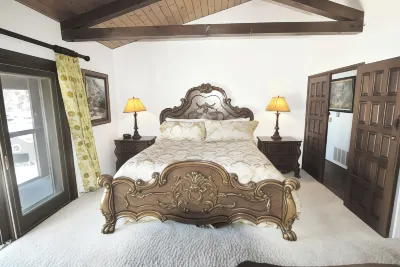 Catalina Courtyard Suites Hotels near Descanso Beach Club