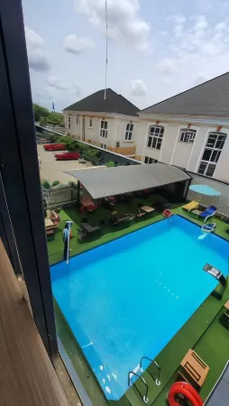 SpringHill Hotel & Suites