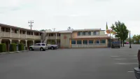Shelton Inn - parking