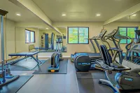 Days Inn & Suites by Wyndham Waterloo - Gym