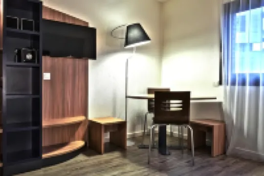 آر أوتل باري إيست