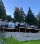 Cozy Retreat with the comforts of home! Huge deck, amazing views of Lake Samish 레드 스퀘어 주변 호텔