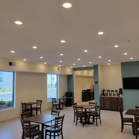 Sleep Inn Greensboro - Coliseum Area Отели рядом с достопримечательностью «Торговый центр Four Seasons»