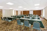 Days Inn by Wyndham Newport News City Center Oyster Point Hotel a Newport News