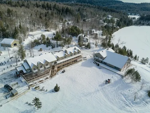 Pourvoirie du Lac Blanc Hotels in Saint-Alexis-des-Monts