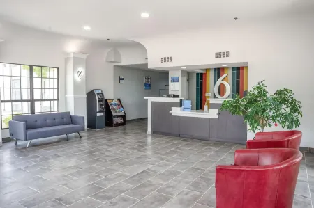 Studio 6 Claremore, OK Отели в г. Клэрмор