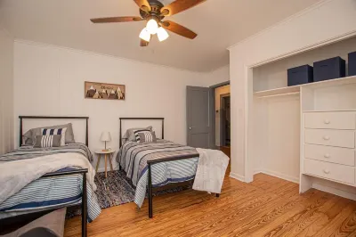 Beautiful 6 Bedroom home Hotels near Henley Feed & Farm Supply Inc.