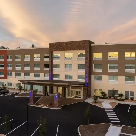 Holiday Inn Express & Suites ROANOKE – CIVIC CENTER by IHG