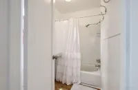 Mountain Cottage with creek and accessible trail and pond near Yosemite!